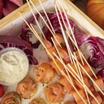 blinis con salmón y brochetas de salmón