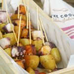 caja de picoteo con brochetas de patata y pulpo