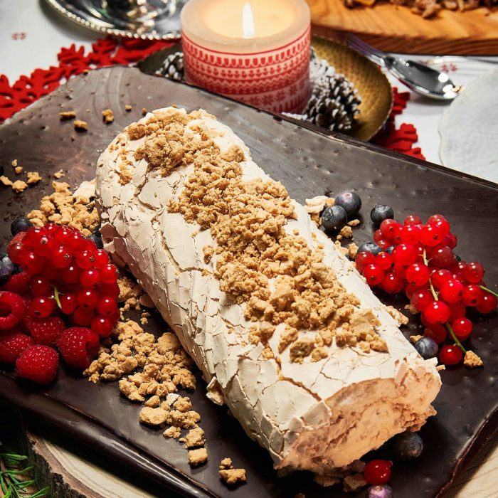 Tarta Pavlova Enrollada de Turrón - Imagen 1
