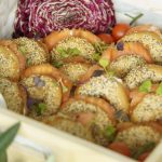 caja de picoteo con bagels de salmón y queso crema