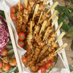 caja de picoteo con brochetas de pollo teriyaki