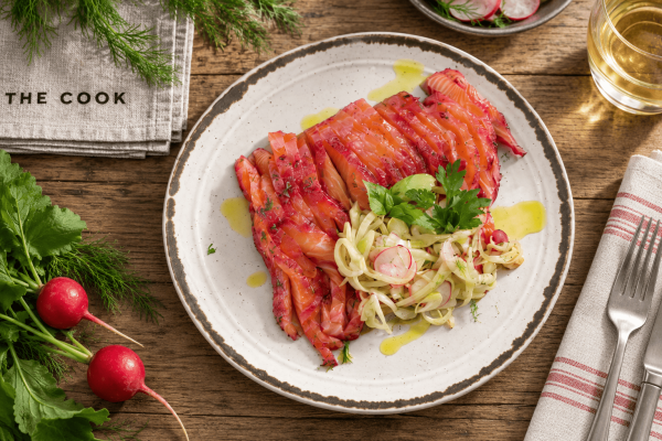 Salmón marinado con remolacha servido con ensalada